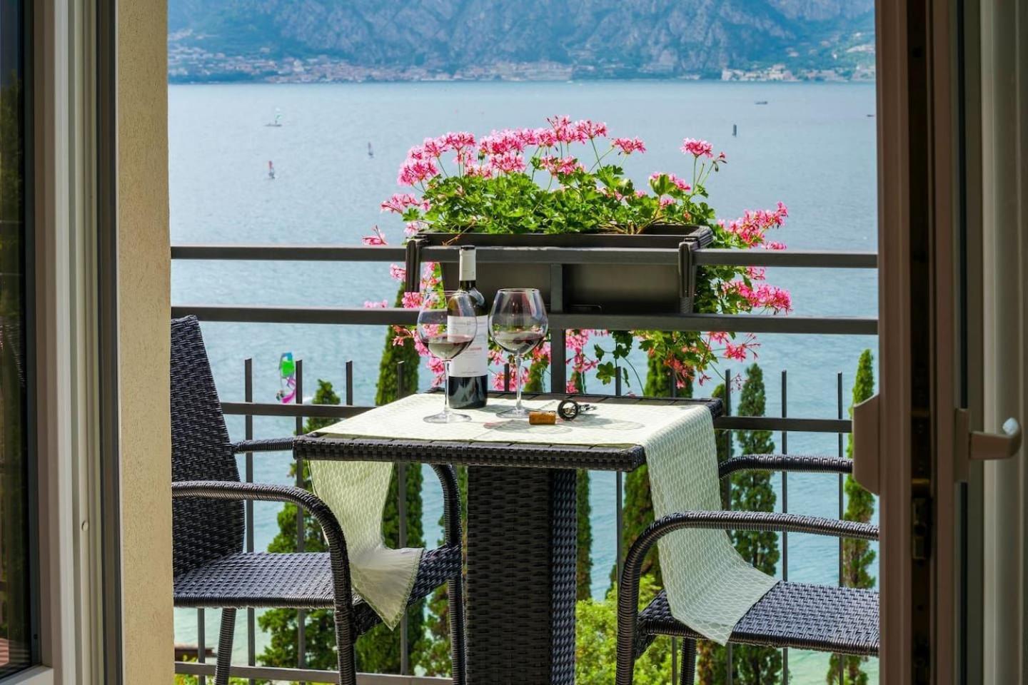 Finestra Sul Lago Malcesine Apt Riva Ngoại thất bức ảnh